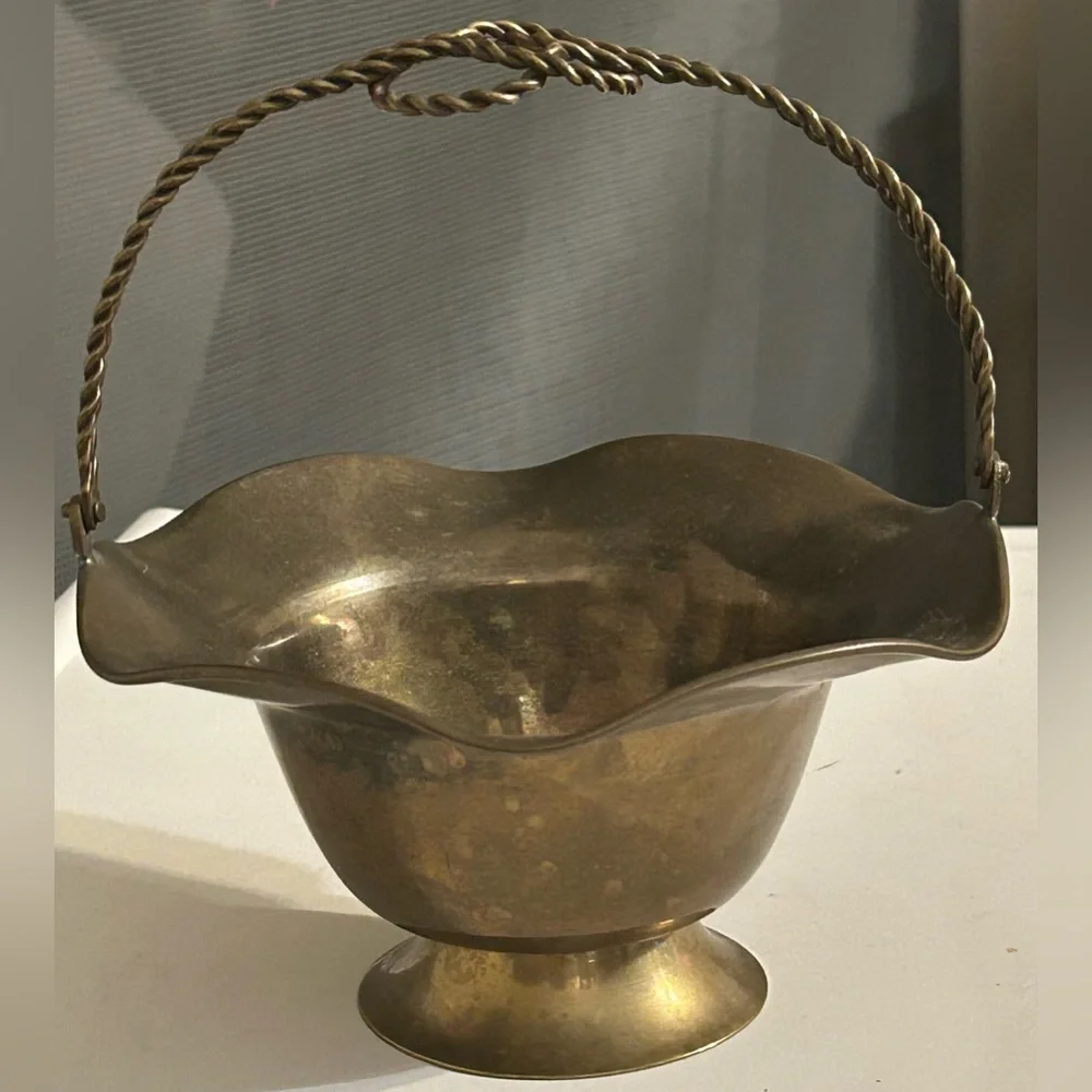 Brass Scalloped Edge Basket With Fold Down Brass Rope Handle Made In India - Picture 1 of 4